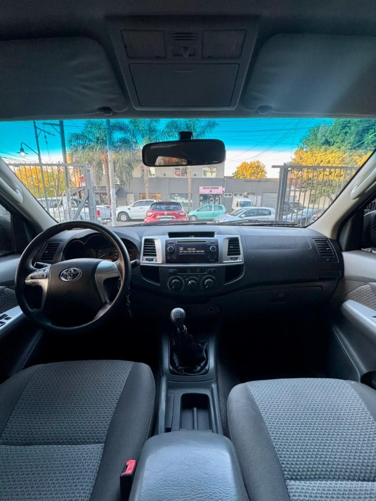 Toyota Hilux SR — foto 13